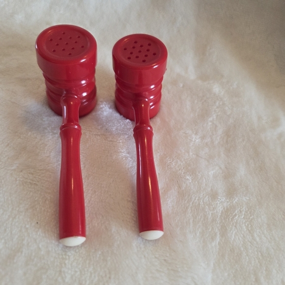 Old Gavel Mallet Shaped Vintage 1x2x4 Red Plastic Salt Pepper Shakers - Picture 5 of 7
